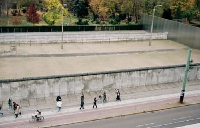 Sulle tracce dei frammenti del Muro di Berlino, trentacinque anni dopo la sua apertura