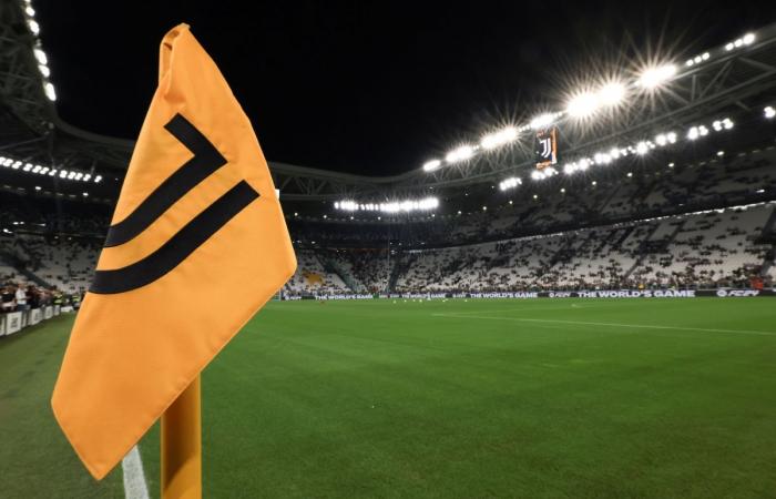 Un arrestato mentre gli ultras di Juventus e Torino si scontrano prima del derby di Serie A