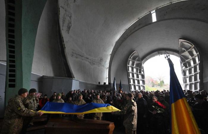 a Kiev, l’omaggio a due soldati innamoratisi e morti al fronte