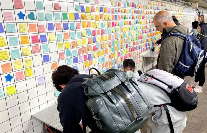 nella metropolitana di New York la “teoria dei post-it” allontana i timori legati alle elezioni presidenziali