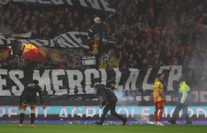 Lens – Nantes: palline da tennis lanciate in campo, tifosi che protestano, partita interrotta