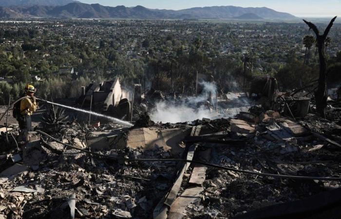 Nelle immagini. I vigili del fuoco guadagnano terreno in un incendio distruttivo vicino a Los Angeles