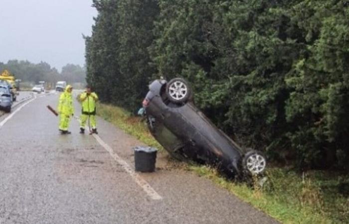 un veicolo finisce sul tetto, un giovane ferito gravemente