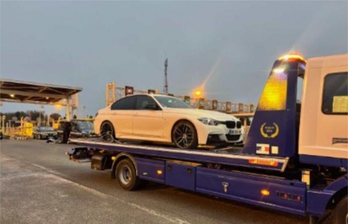 a bordo della sua potente BMW, il conducente viene sfrecciato a più di 200 km/h