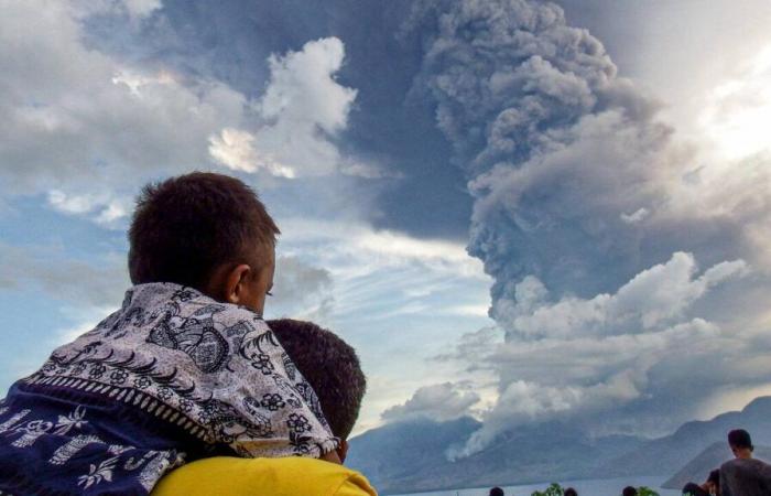 La colonna di cenere del vulcano indonesiano Lewotobi Laki-Laki si innalza per diversi chilometri nel cielo