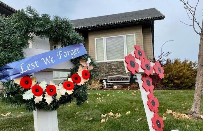 Una donna del Saskatchewan decora il suo prato per il Giorno della Memoria