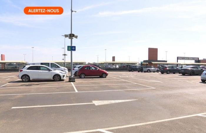 Alexianne deve pagare 10 euro per il suo parcheggio mentre il giorno prima ne aveva pagati 3 euro, spiega l’aeroporto di Charleroi