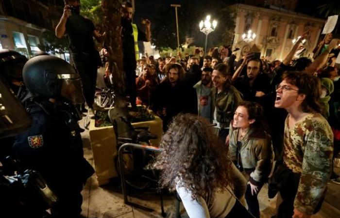 In Spagna decine di migliaia di manifestanti denunciano la gestione delle inondazioni