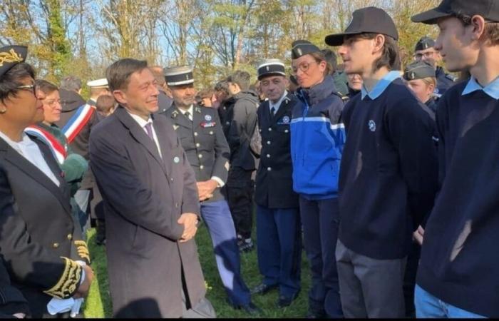 il ministro parla con i cadetti della gendarmeria dell'Alta Marna