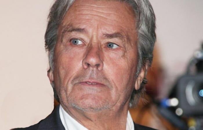 Alain Delon, un primo compleanno senza di lui: il clan appoggiato da un parente, figlio di un’altra grande dinastia