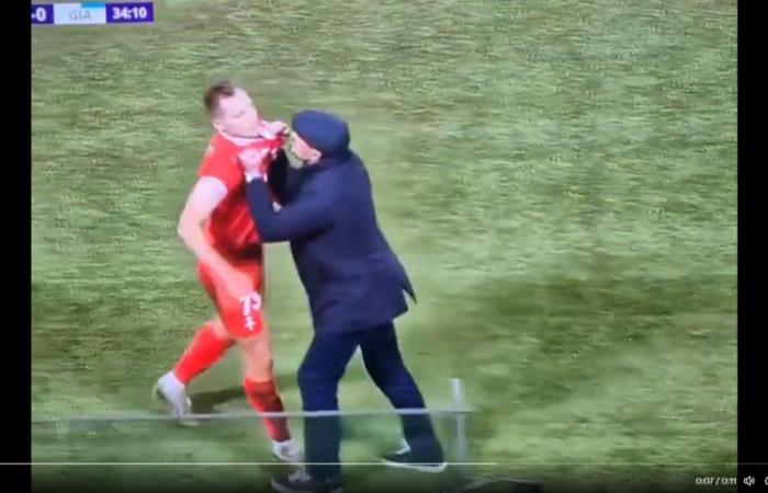 VIDEO. In Italia un allenatore di calcio aggredisce il proprio giocatore espulso