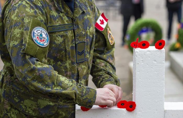 Tim Houston protesta contro la decisione della scuola del Memorial Day