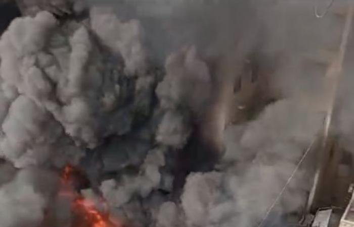 Un enorme incendio in Rue Hamra è stato domato, gli edifici sono stati evacuati