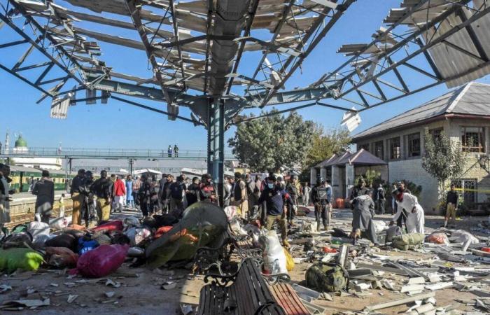 L’attacco rivendicato dai separatisti beluci uccide 26 persone alla stazione ferroviaria pakistana