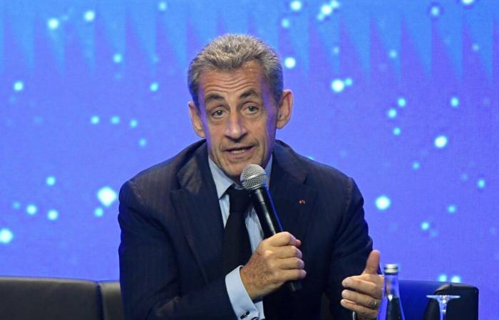 Nicolas Sarkozy nel mirino dei sindacati, della sinistra e di Modem dopo i suoi commenti sugli insegnanti