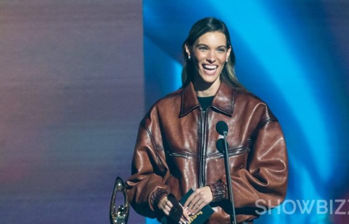 Charlotte Cardin canta con la sua amante Alyocha Schneider