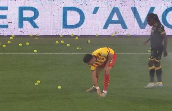 la partita interrotta dai lanci di palline da tennis e gli striscioni anti-LFP schierati