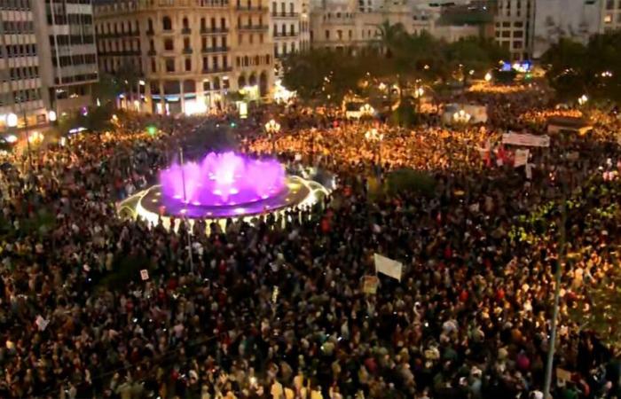 Una manifestazione mostruosa a Valencia per protestare contro la gestione delle mortali alluvioni in Spagna