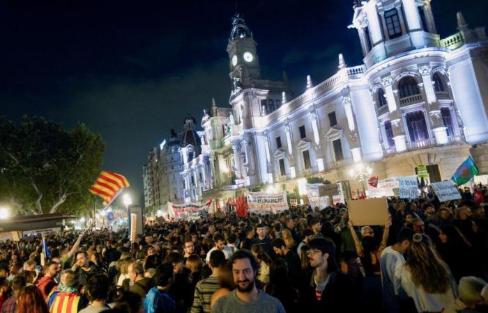 La rabbia resta alta in Spagna dopo le inondazioni