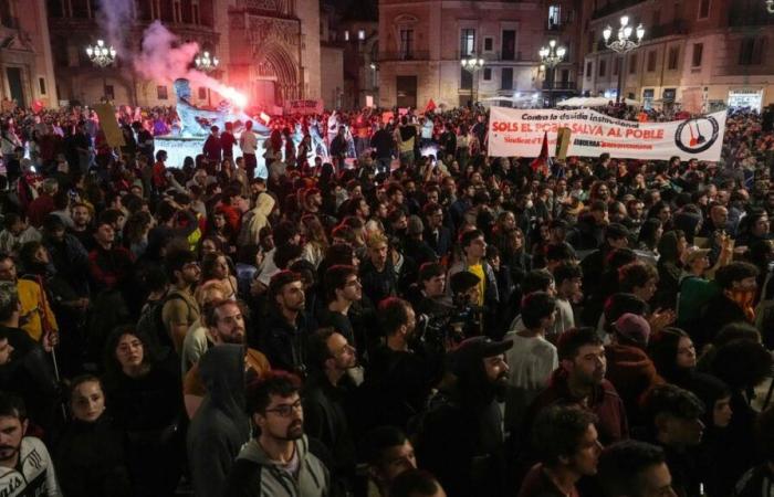 NELLE IMMAGINI | Alluvioni in Spagna: oltre 130.000 manifestanti scendono in piazza per esprimere la loro rabbia