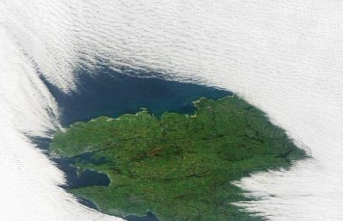 quando la punta della Bretagna emerge dal lenzuolo nuvoloso in una vista satellitare