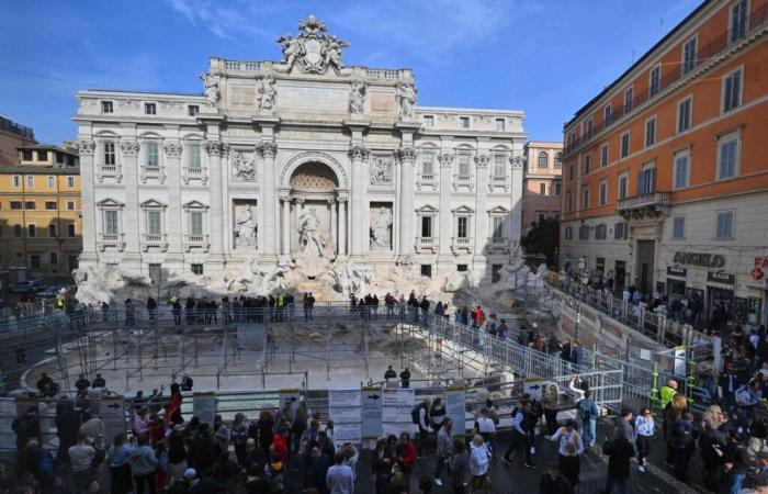 una passerella inaugurata sopra la Fontana di Trevi a Roma