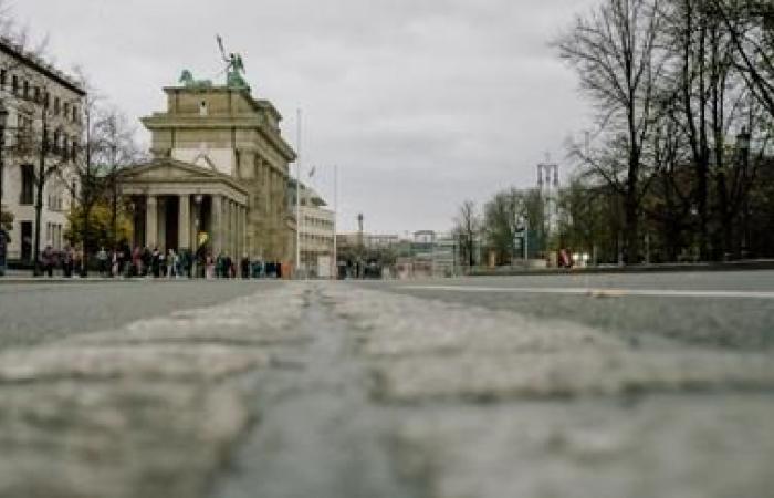 Sulle tracce dei frammenti del Muro di Berlino, trentacinque anni dopo la sua apertura