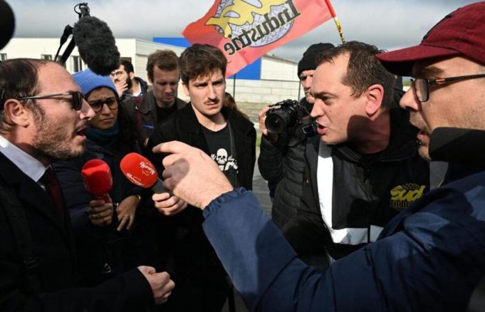 VIDEO. “Sei un burattino”: a Cholet, un deputato macronista aggredito dai dipendenti della Michelin