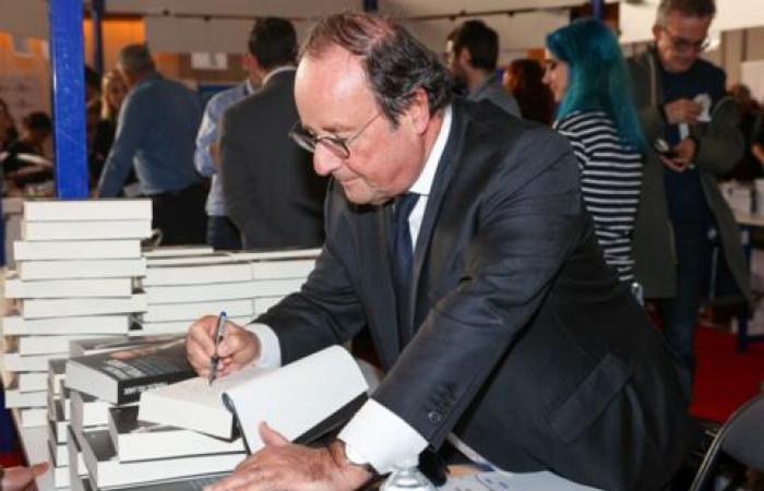 FOTO – François Hollande e Valérie Trierweiler alla Fiera del Libro di Brive: gli ex riuniti a pochi isolati di distanza