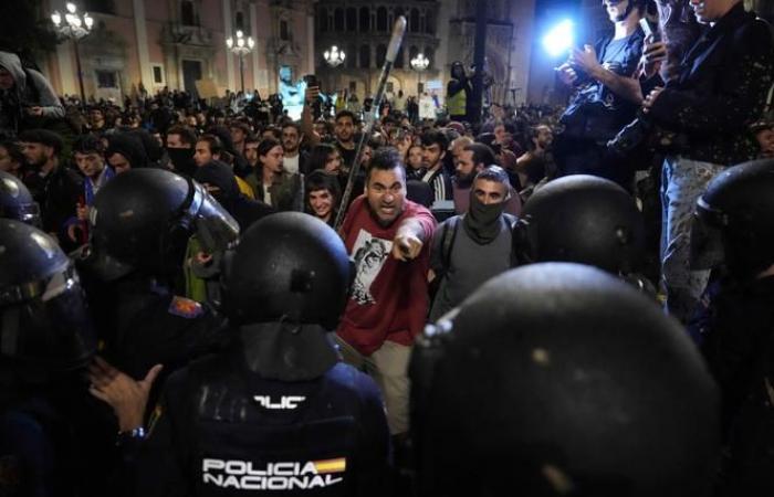 la cattiva gestione della catastrofe di Valencia alimenta la sfiducia nelle istituzioni