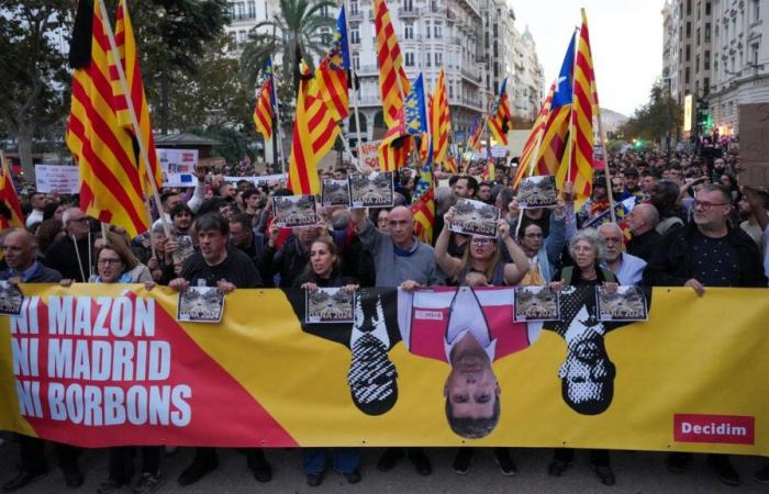 A Valencia decine di migliaia di manifestanti sfogano la loro rabbia dopo le inondazioni