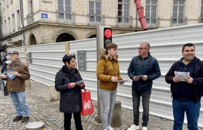 A Vannes, la RN 56 distribuisce volantini per denunciare la chiusura della Michelin