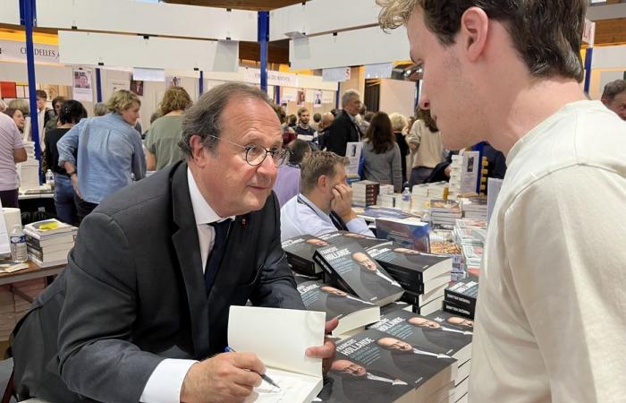 “Un presidente che ascolti è forse ciò che manca davvero alla politica in questo momento”, secondo François Hollande