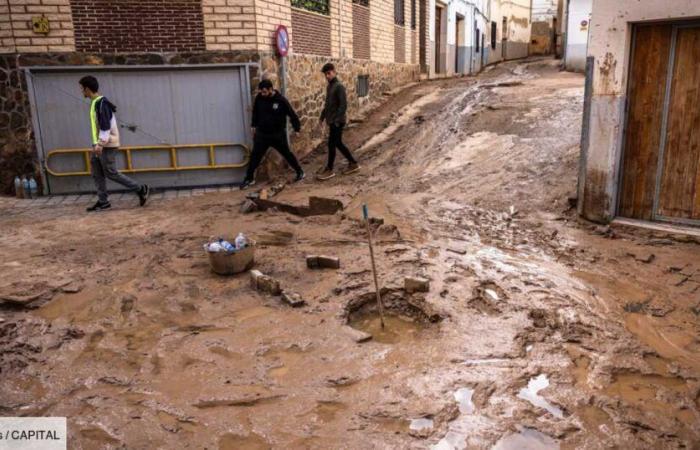 Perde l’auto nell’alluvione, il suo datore di lavoro minaccia di licenziarlo perché è arrivato tardi al lavoro