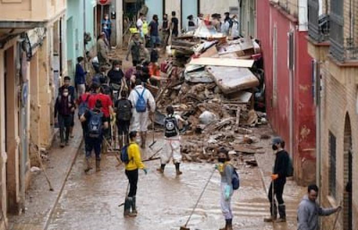 In Spagna le inondazioni portano odori nauseabondi