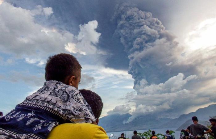 Indonesia: Impressionante colonna di cenere dopo un’eruzione vulcanica