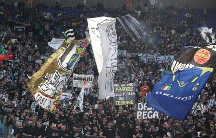 Un arrestato mentre gli ultras di Juventus e Torino si scontrano prima del derby di Serie A