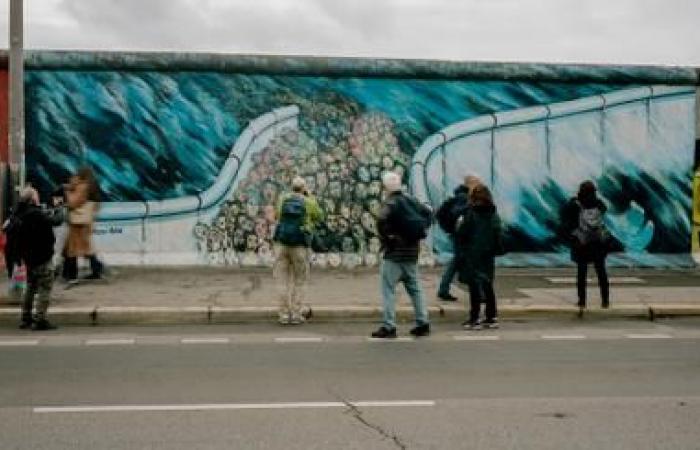 Sulle tracce dei frammenti del Muro di Berlino, trentacinque anni dopo la sua apertura