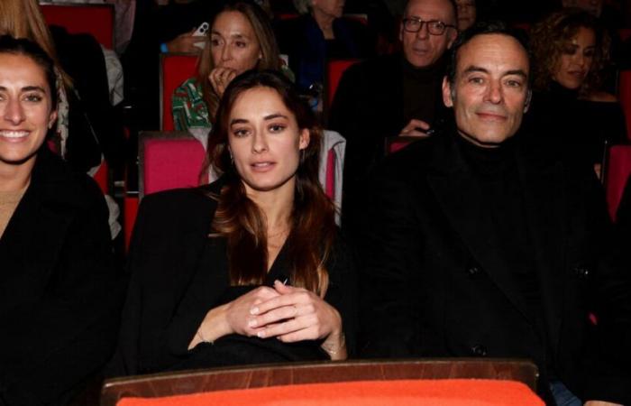 Anthony Delon circondato dalle sue adorabili figlie Liv e Loup: grande serata in famiglia per celebrare suo padre Alain Delon