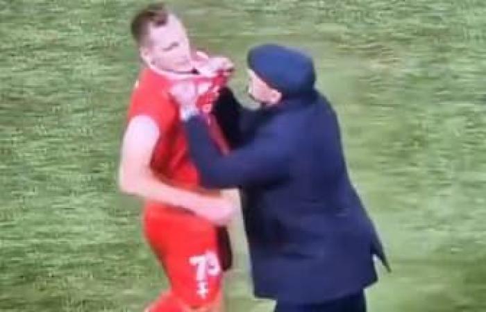 la reazione totalmente folle di un allenatore di Serie C all'espulsione del suo attaccante