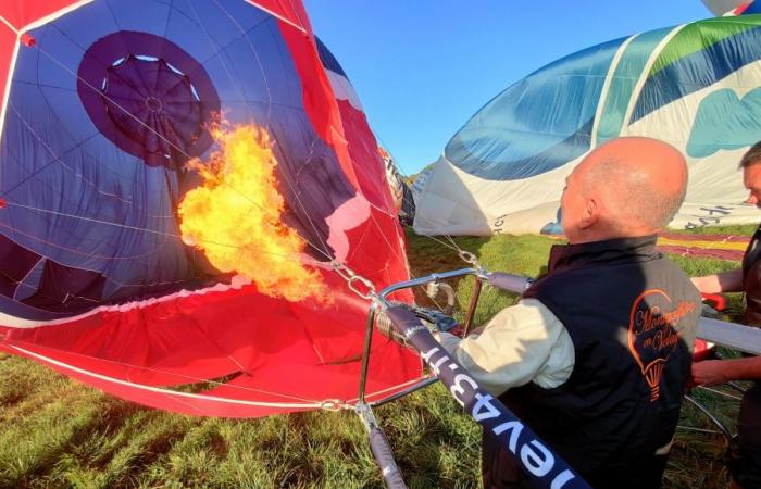 Cinquanta mongolfiere completamente gonfiate nel cielo di Velay (video)