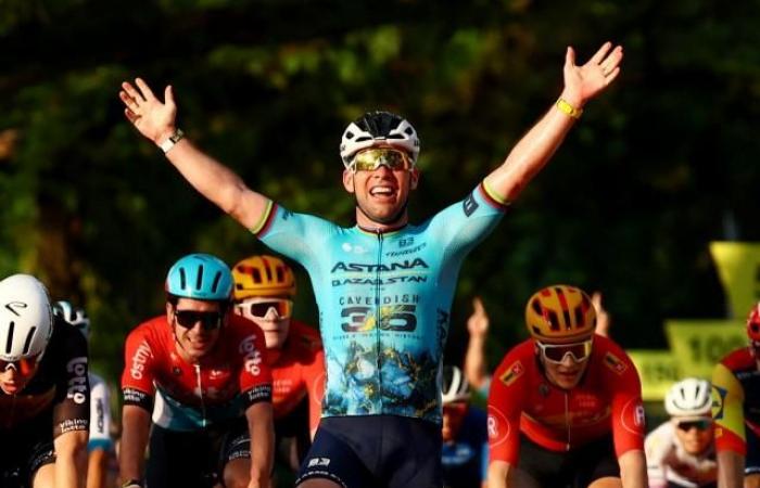 Per l'ultima gara della sua carriera, Mark Cavendish vince il Criterium di Singapore