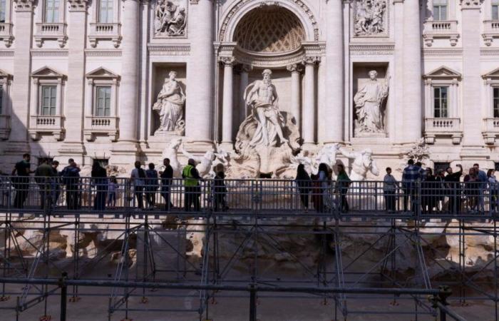 “Un punto di vista unico”: inaugurata una passerella sopra la Fontana di Trevi (foto)