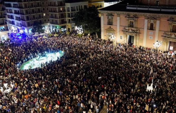 130.000 manifestanti denunciano a Valencia “il malgoverno di persone irresponsabili”.