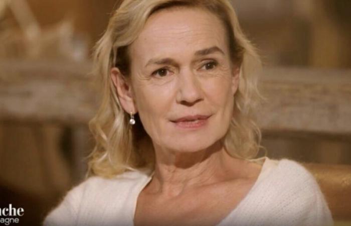 Sandrine Bonnaire racconta la storia dell'adulterio strabiliante vissuto da sua madre in Una domenica in campagna