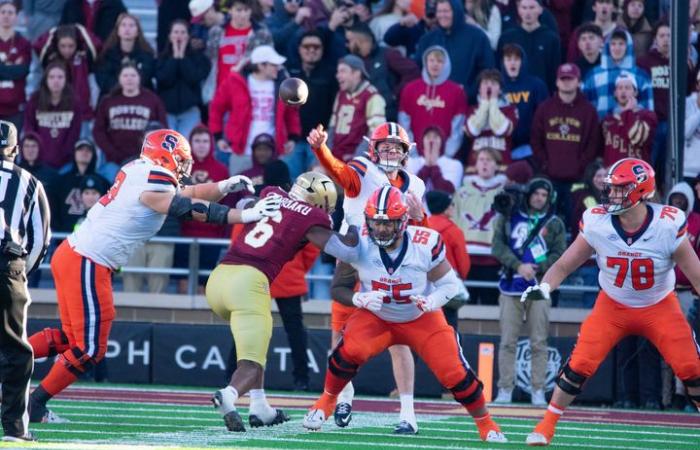 Donovan Ezeiruaku, BC pass-rush interrompe SU perdendo 6 punti