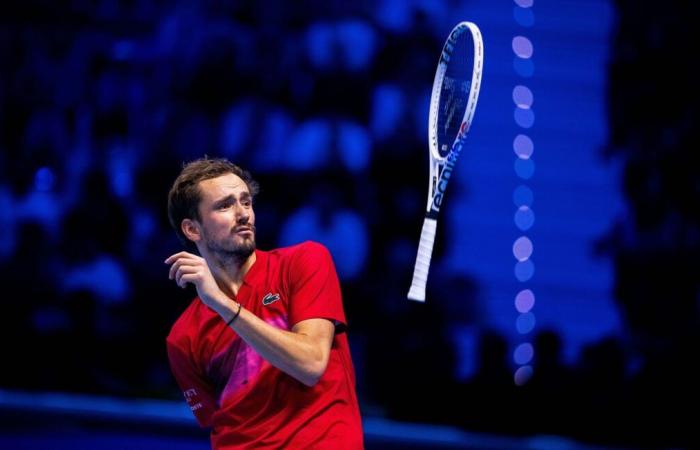 Daniil Medvedev perde le staffe, lancia la racchetta, rompe un microfono e si comporta da circo contro Taylor Fritz