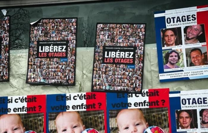 a Parigi si è tenuta una manifestazione a sostegno degli ostaggi di Hamas, trattenuta per 400 giorni