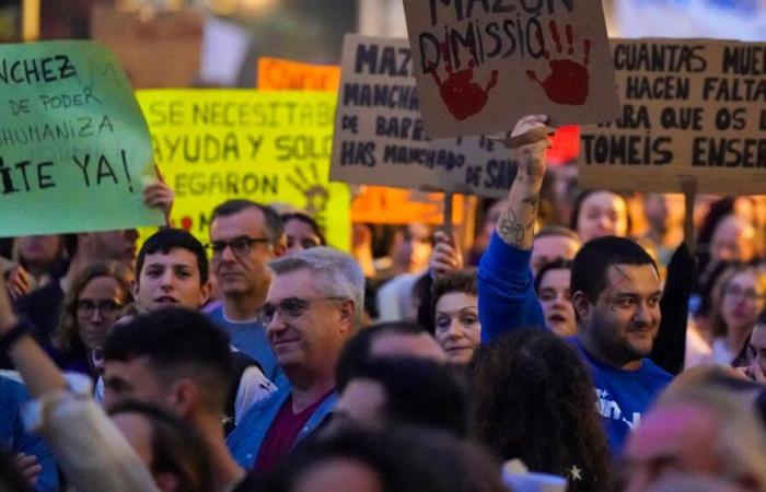 A Valencia migliaia di persone manifestano la loro rabbia