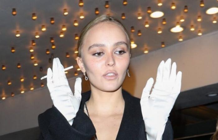 Lily Rose Depp bellissima mentre applaude il suo compagno rapper in concerto a Los Angeles (FOTO)